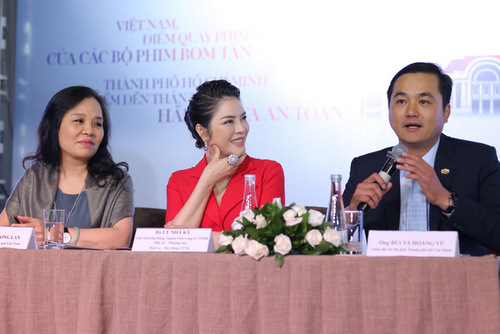 Lý Nhã Kỳ trả lời phỏng vấn cùng ông Bùi Tá Hoàng Vũ - giám đốc Sở Du lịch TP HCM và bà Ngô Phuơng Lan,