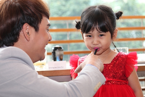 Ưng Đại Vệ chăm sóc con gái ở sự kiện.