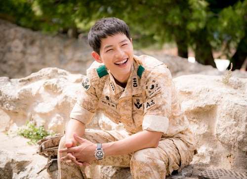 loat-phim-gay-bao-cua-my-nam-song-joong-ki-10