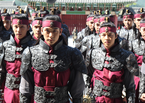 loat-phim-gay-bao-cua-my-nam-song-joong-ki-1