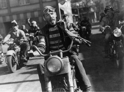 Lee Marvin mặc áo Breton trong phim The Wild One.