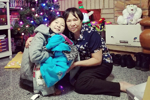 Như Quỳnh yên tâm mỗi khi đi làm xa bởi có mẹ chăm sóc con gái giúp.
