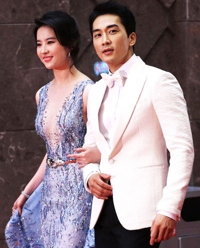 Trước những ồn ào, Lưu Diệc Phi khẳng định yêu Song Seung Hun nghiêm túc và muốn tìm hiểu anh để tiến tới hôn nhân. Trong khi Seung Hun cho biết anh và Diệc Phi không có lý do để giả vờ hẹn hò.