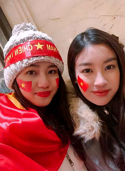 Á hậu Thanh Tú (trái) và Hoa hậu Mỹ Linh sau trận chung kết U23 Việt Nam và Uzbekistan ở Thường Châu, Trung Quốc.