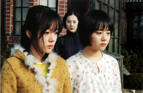 Năm 2003, Moon Geun Young được giới chuyên môn công nhận tài năng khi góp mặt trong phim điện ảnh Câu chuyện hai chị em (A tale of two sisters) - của đạo diễn Kim Jee Won. Tác phẩm lọt Top phim kinh dị hay nhất Hàn Quốc mọi thời đại. Hồi năm 2009, tác phẩm được Charles Guard và Thomas Guard - hai đạo diễn tài năng Hollywood - làm lại với tựa đề The Uninvited. Dự án cũng lọt Top 12 phim nước ngoài được làm lại hay nhất tại Mỹ.Moon Geun Young vào vai Soo Yeon - cô em gái nhút nhát, hay khóc và thích dựa dẫm vào chị gái Soo Mi (do Im Soo Jung đóng). Sau cái chết của Soo Yeon, Soo Mi trở nên điên loạn, luôn tưởng tượng cảnh em gái bị dì ghẻ hành hạ, giết chết và kéo lê xác rồi nhét vào tủ áo quần. Qua lời kể của chị gái, Soo Yeon luôn sống trong tâm trạng bất an vì bị dì ghẻ đay khiến, bố ít quan tâm, trong khi mẹ bệnh nặng.