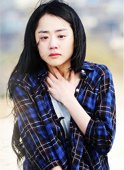 Năm 2010, Moon Geun Young có bước chuyển mình về diễn xuất khi thủ vai Eun Jo trong Chị kế của Lọ Lem (Cinderellas sister). Khác với những vai diễn ngây thơ, trong sáng trước đó, nhân vật Eun Jo của Geun Young là người có nội tâm phức tạp, chịu nhiều thương tổn. Tuổi thơ bất hạnh khiến cô luôn lạnh lùng, cộc cằn, hoài nghi lòng tốt của mọi người và sẵn lòng làm tổn thương người khác. Biên kịch Kim Kyu Wan ấn tượng trước chuyển biến tâm lý của sao trẻ và chọn cô là diễn viên xuất sắc trong độ tuổi 20. Tác phẩm giúp Em gái quốc dân đoạt nhiều giải thưởng danh giá, trong đó có Nghệ sĩ nổi tiếng nhất tại Baeksang Arts Awards.