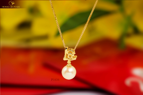 Họa tiết thư pháp chữ Lộc gắn với viên ngọc trai bóng tròn vừa ấn tượng vừa mang đến ý nghĩa cát tường cho chủ nhân.