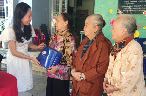 Nhiều đoàn mạnh thường quân đến trao quà Tết cho các nghệ sĩ trong những ngày cận Tết.