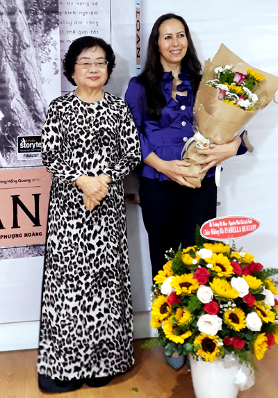 Nguyên Phó Chủ tịch nước Trương Mỹ Hoa (trái) chia sẻ sự đồng cảm với câu chuyện của bà Loan trong cuốn sách của Isabelle Müller, tại buổi giới thiệu sách ở TP HCM sáng 7/3. Bà Loan là một phụ nữ bình thường nhưng đã làm được những điều phi thường, bà Trương Mỹ Hoa nhận xét. Ảnh: Huệ Nguyễn.