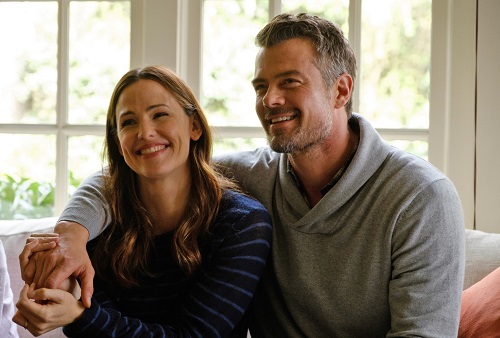 Josh Duhamel (phải) và Jennifer Garner thủ vai cha mẹ nhân vật chính.