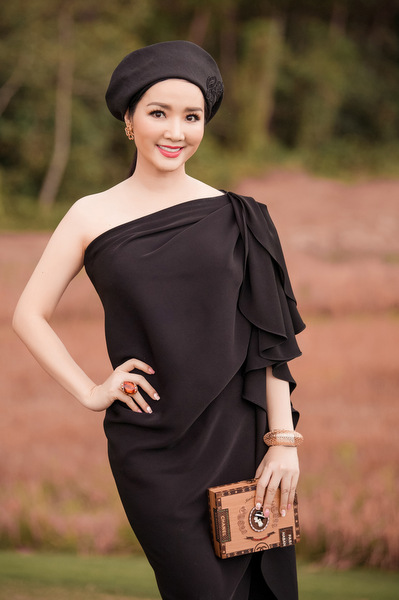 Hoa hậu đền Hùng Giáng My cũng có sự kết hợp độc đáo giữ mũ nồi và chiếc váy đen dài, với điểm nhấn ở chi tiết tạo phom ở cầu vai.