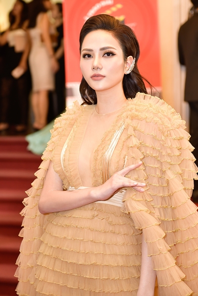 Hoa hậu Du lịch Toàn cầu 2018 Diệu Linh diện đầm xếp ly của nhà thiết kế Công Trí.