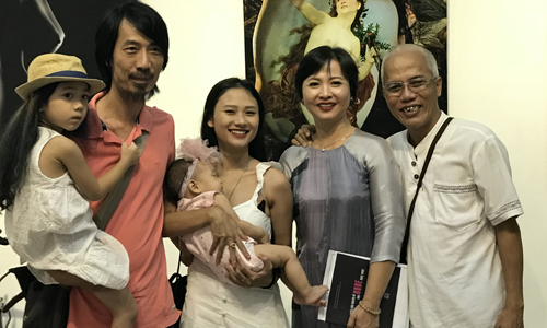 Dương Quốc Định (áo trắng, bên phải) và bạn bè