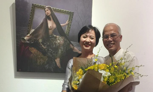 Dương Quốc Định và vợ - Mộng Hà - tại triển lãm ảnh nude ở Hà Nội. Họ chụp cùng tấm hình nude của bà Mộng Hà thời trẻ.