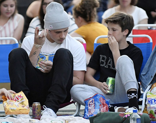 Thời gian gần đây, có tin đồn Brooklyn Beckham đã nghỉ học ở trường nghệ thuật, chuyên ngành nhiếp ảnh. Nhưng đại diện gia đình Beckham từ chối bình luận.