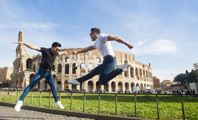 Quốc Cơ, Quốc Nghiệp du lịch thư giãn trước khi diễn xiếc tại Italy