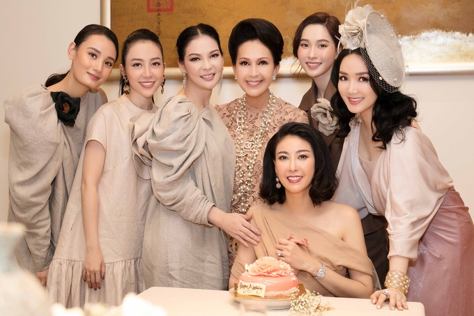 Hà Kiều Anh mừng sinh nhật bên chồng và hội bạn thân