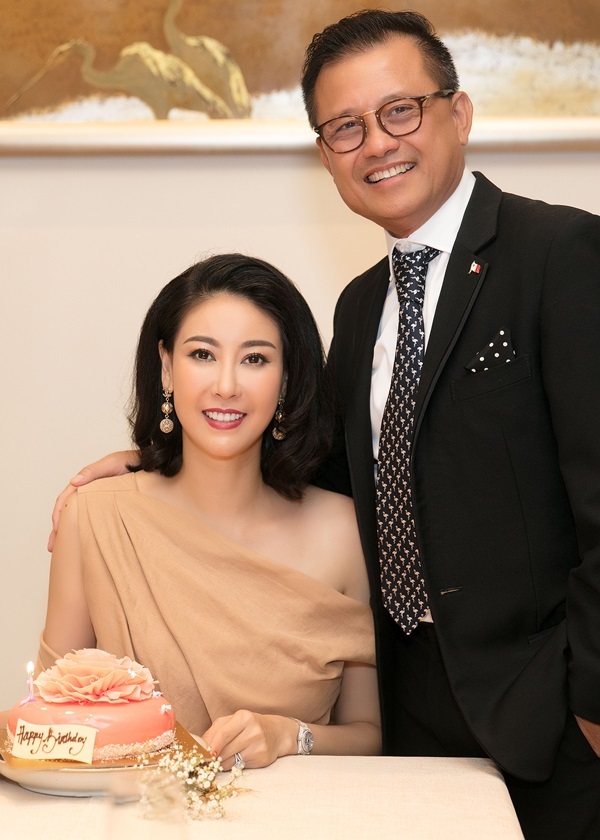 Hà Kiều Anh mừng sinh nhật bên chồng và hội bạn thân