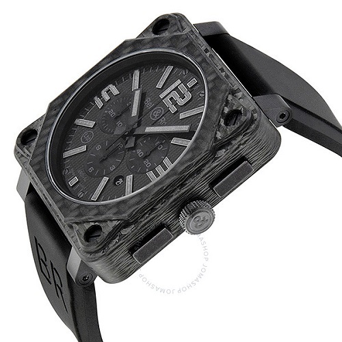 BELL AND ROSS Aviation Chronograph Automatic: Khung đồng hồ hình vuông, cạnh 46 mm, thích hợp cho cánh mày râu. Mặt số và viền làm từ sợi carbon đen cực nhẹ, siêu bền, chịu được va đập. Kim giờ, phút và vạch số dạ quang, giúp người đeo xem được giờ trong tối. Dây đeo cao su thể hiện sự năng động. Mặt kính làm từ tinh thể sapphire nguyên chất, chống trầy và chói, chịu được áp lực nước ở độ sâu 100m. Sản phẩm đang có bán trên Fado với giá 215,8 triệu đồng.