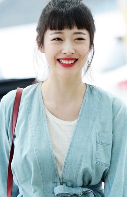 Sulli cười tươi khi bắt gặp ống kính chụp mình lúc xuất ngoại công tác. Cô từng nhắn nhủ các phóng viên: Xin hãy viết nhiều tin tốt về tôi hơn nhé, xin hãy thương tôi hơn một chút.