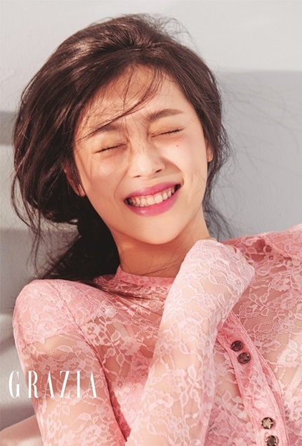 Fan cũng chia sẻ nhiều khoảnh khắc Sulli cười tít mắt trên tạp chí. Các chuyên gia sắc đẹp của Grazia đánh giá cố ca sĩ có khuôn miệng đẹp, đường nét thanh tú.