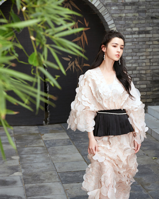 'Tiên nữ Tân Cương' diện đa phong cách