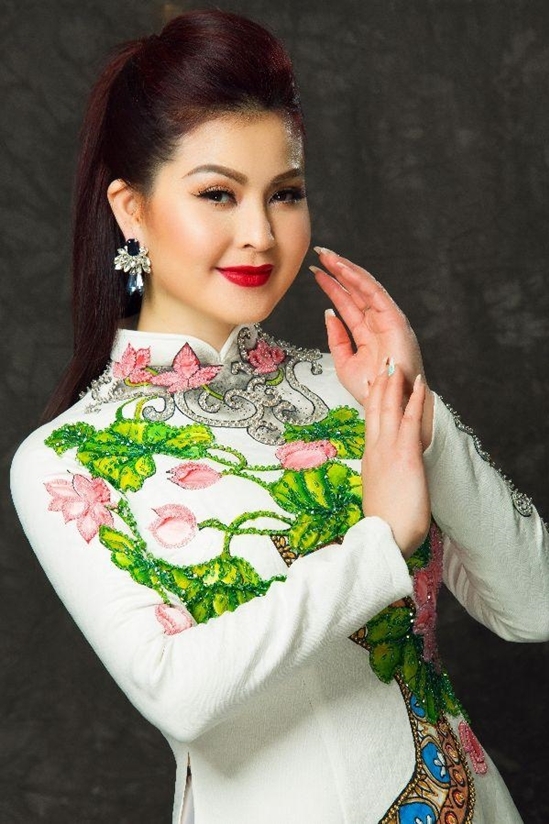 Yến Vy diện áo dài cách tân