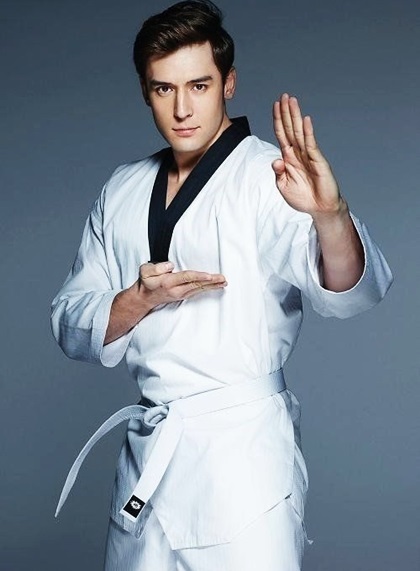 Để giữ hình thể, Julien Kang nỗ lực tập thể thao, phần lớn thời gian anh miệt mài trong phòng gym, chơi đấm bốc, bơi lội, xà đơn xà kép, bóng rổ và chạy bộ... Trên trang cá nhân, anh thường xuyên chia sẻ ảnh bán nude và cho biết không ngại phô diễn hình thể mọi lúc mọi nơi.
