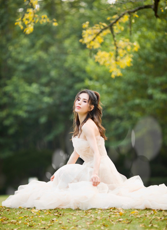 Lý Nhược Đồng diện váy cưới
