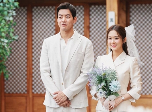 Một cảnh trong phim của Lee Sang Yoon và Jang Nara. Ảnh: SBS.
