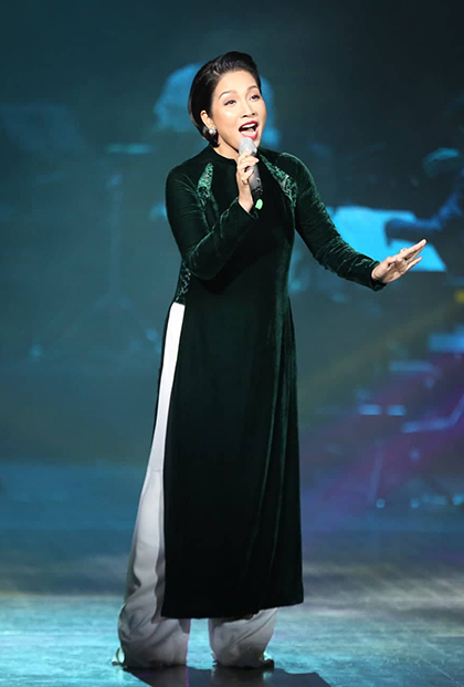 Ca sĩ Mỹ Linh mặc áo dài nhung trình diễn. Ảnh: XB.