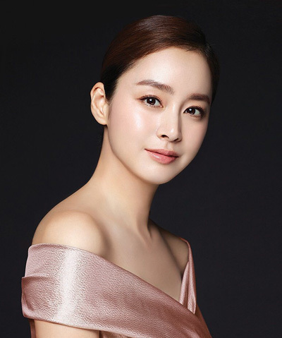 Kim Tae Hee chụp ảnh quảng cáo sau sinh. Ảnh: Instagram.