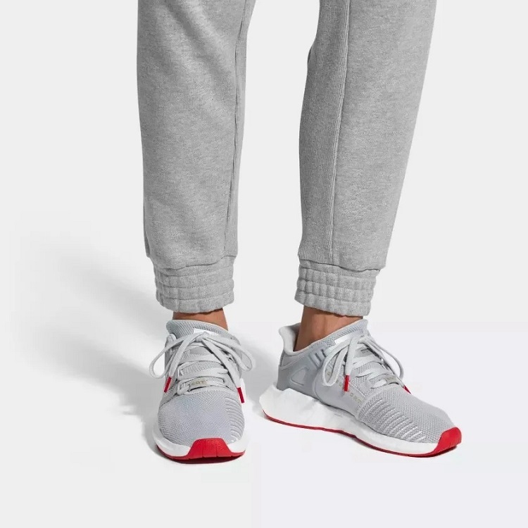 Adidas EQT Support 93-17 có thiết kế năng động, là thiết kế thừa hưởng những điểm mạnh từ phiên bản cũ trong quá khứ, kết hợp cùng công nghệ hiện đại của Adidas. Sản phẩm làm từ chất liệu Primeknit và sở hữu bộ đệm Boost êm ái, tạo sự thoải mái khi vận động, chạy bộ hoặc chơi các môn thể thao khác nhau trong thời gian dài. Phối màu trang nhã, thích hợp mang đi học, đi làm hoặc đi chơi cùng bạn bè. Sản phẩm có giá 2,751 triệu đồng, giảm 44% so với giá gốc.