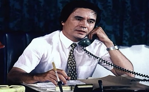 NSƯT Bùi Quang Thái vào vai trùm tình báo Tư Chung - ông chủ hãng sơn Đông Á. Lúc đó, nghệ sĩ Bùi Quang Thái đã 45 tuổi, thu hút khán giả nhờ gương mặt lãng tử, dáng người cao ráo và diễn xuất chân thực. Trong phim, cảnh khiến ông day dứt là Tư Chung ôm xác đồng đội - ni cô Huyền Trang (nghệ sĩ Thanh Loan đóng). NSƯT Bùi Quang Thái trải qua hai đời vợ nhưng họ đều mất sớm. Ông qua đời hồi tháng 6 tại Hà Nội sau thời gian dài bị bệnh tai biến, hưởng thọ 83 tuổi. Những năm tháng cuối đời, bệnh tai biến khiến ông mất trí nhớ.