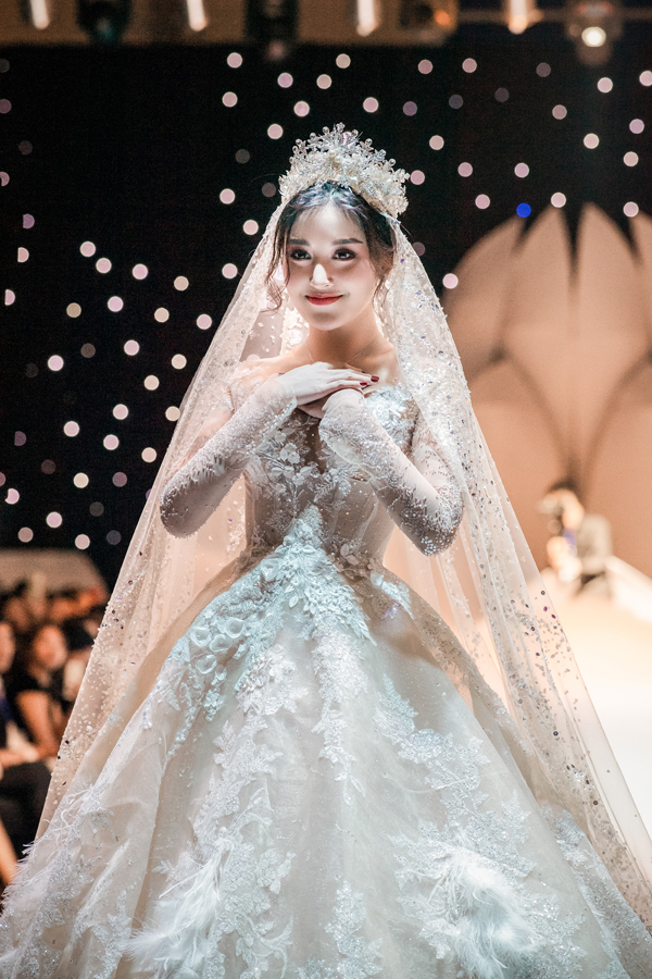 Đỗ Mỹ Linh diễn váy cưới
