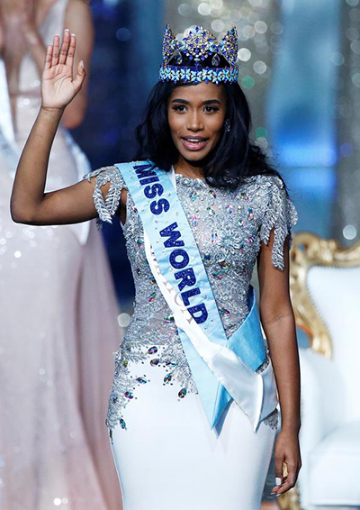 Toni-Ann Singh, 23 tuổi, tốt nghiệp ngành Tâm lý học tại Mỹ, là đại diện thứ tư của Jamaica đăng quang Miss World, tối 14/12 ở Anh. Cô từng là Hội trưởng hội Sinh viên vùng Caribe. Tại cuộc thi, cô gây ấn tượng với khả năng ca hát, đoạt giải Hoa hậu Tài năng.