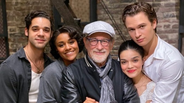 Đạo diễn Steven Spielberg (giữa) và các diễn viên West Side Story. Ảnh: 20th Century Fox