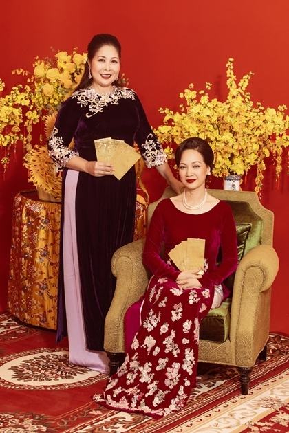 NSND Lê Khanh (phải) và Hồng Vân. Ảnh: Huy Nguyễn.
