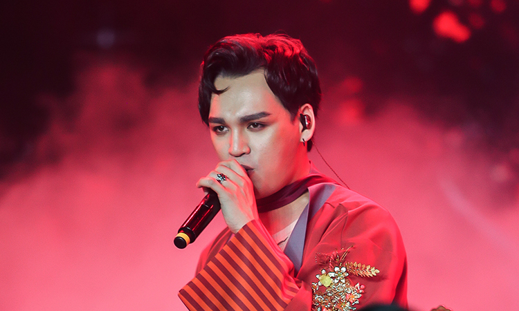 Nguyễn Trần Trung Quân biểu diễn tối 11/1 ở đêm nhạc VHeartbeat. Ảnh: Jo Mary.