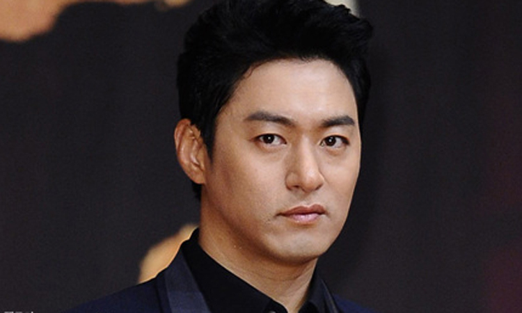 Tài tử Joo Jin Mo. Anh 46 tuổi, nổi tiếng với các phim Hoàng hậu Ki, Đoạn kết hạnh phúc, Sắc đẹp ngàn cân... Jin Mo kết hôn năm 2019. Ảnh: Dispatch.