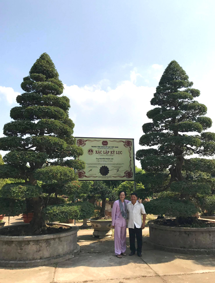Hoài Linh (trái) bên nghệ nhân Phước Lộc và cặp me cổ xác lập Kỷ lục Việt Nam. Ảnh: H.L.