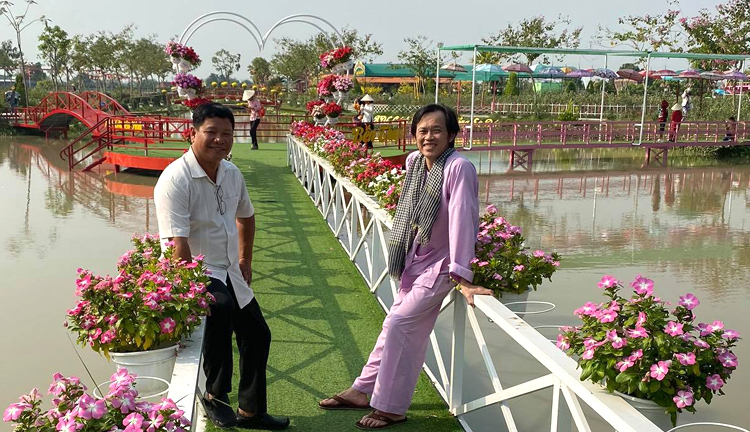Hoài Linh tham qua làng hoa Sa Đéc. Ảnh: H.L.