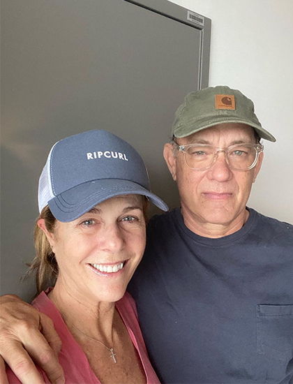 Tom Hanks và Rita Wilson chụp ảnh selfie trong khu cách ly. Ảnh: Instagram.