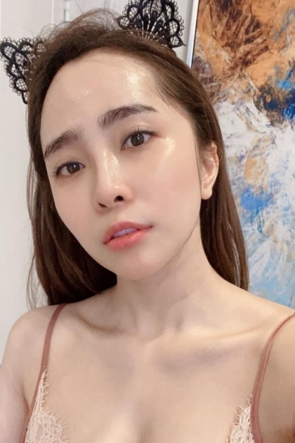 Quỳnh Nga dành nhiều thời gian để tập thể thao, yoga khi ở nhà những ngày qua.