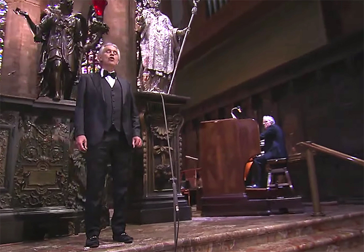 Andrea Bocelli hát giữa thánh đường Duomo. Ảnh: