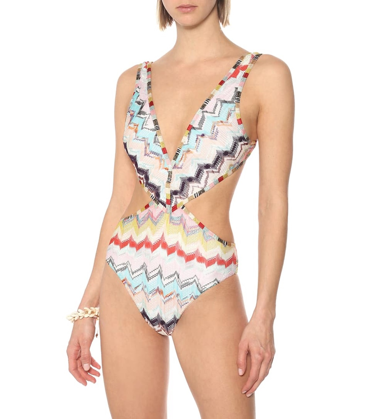 Nhà mốt Missoni Mare tiếp tục chọn họa tiết zíc zắc đặc trưng cho BST mùa hè. Đường cut-out hai bên thân áo khoe đường eo quyến rũ, trong khi các gam sáng được phối xen kẽ tạo vẻ vui nhộn, lạ mắt. Giá từ nhà sản xuất là 378 USD (gần 8,8 triệu).