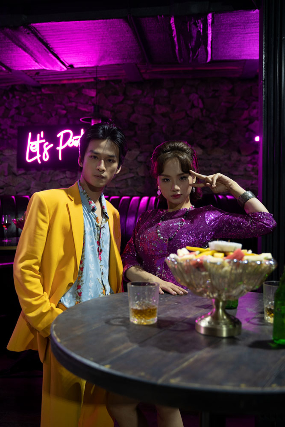 Một cảnh Trần Nghĩa và Miu Lê đi club chơi.