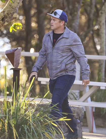 Anh cả Luke Hemsworth tới nhà hàng. Giống hai em trai, Luke theo nghề diễn, được biết đến với các series như Westworld, Neighbour... Anh cưới bạn gái Samantha năm 2007 và có ba con. Vợ anh không đi làm, ở nhà nội chợ và chăm sóc gia đình.