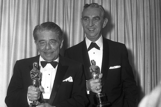 Alfred Newman (trái) cùng đồng nghiệp Ken Darby nhận giải Oscar cho nhạc phim Camelot năm 1968. Ảnh: AMPAS.