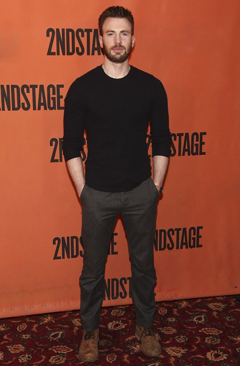 Fan khen Chris Evans đơn giản nhưng nam tính với áo thun, quần tây trước buổi công diễn vở kịch Lobby Hero tại New York (Mỹ) năm 2018.
